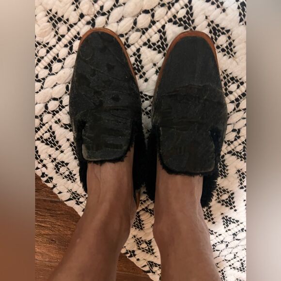 Free people fur fluffy slides size 39 /fits like 8.5 - Picture 7 of 7